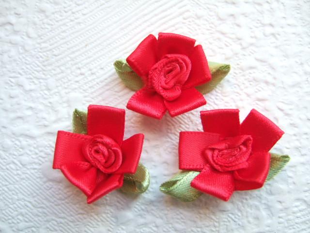 HALVE PRIJS ~Bloem van rood satijn lint op groen blad~2,5 cm, Hobby en Vrije tijd, Kralen en Sieraden maken, Nieuw, Overige typen