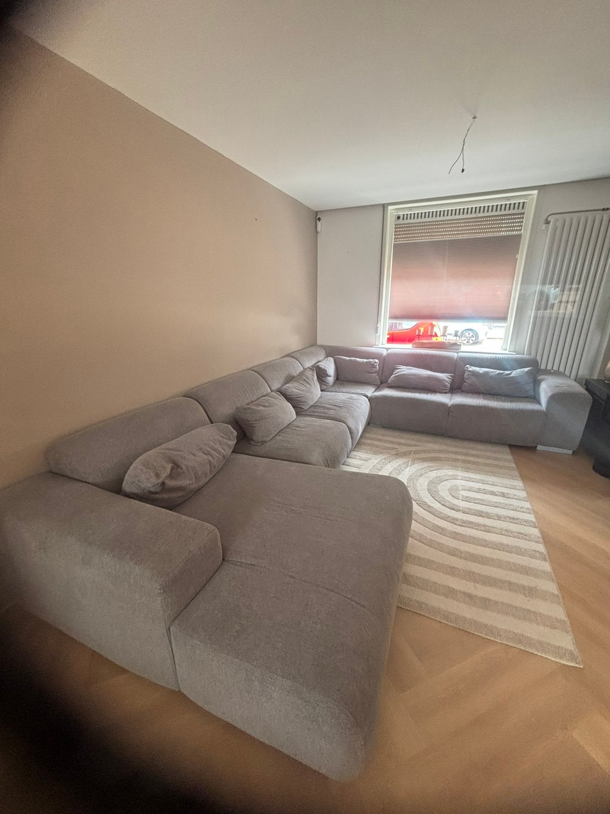 Grote hoekbank lichtgrijs (moet met spoed weg), Huis en Inrichting, Ophalen, Gebruikt, Stof