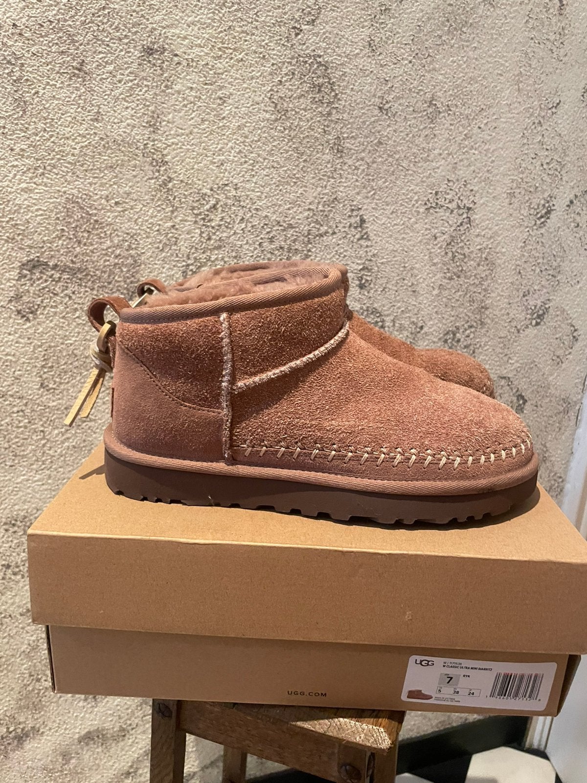 Ugg classic ultra mini biarritz 38 sand, Ophalen of Verzenden, Zo goed als nieuw, Bruin