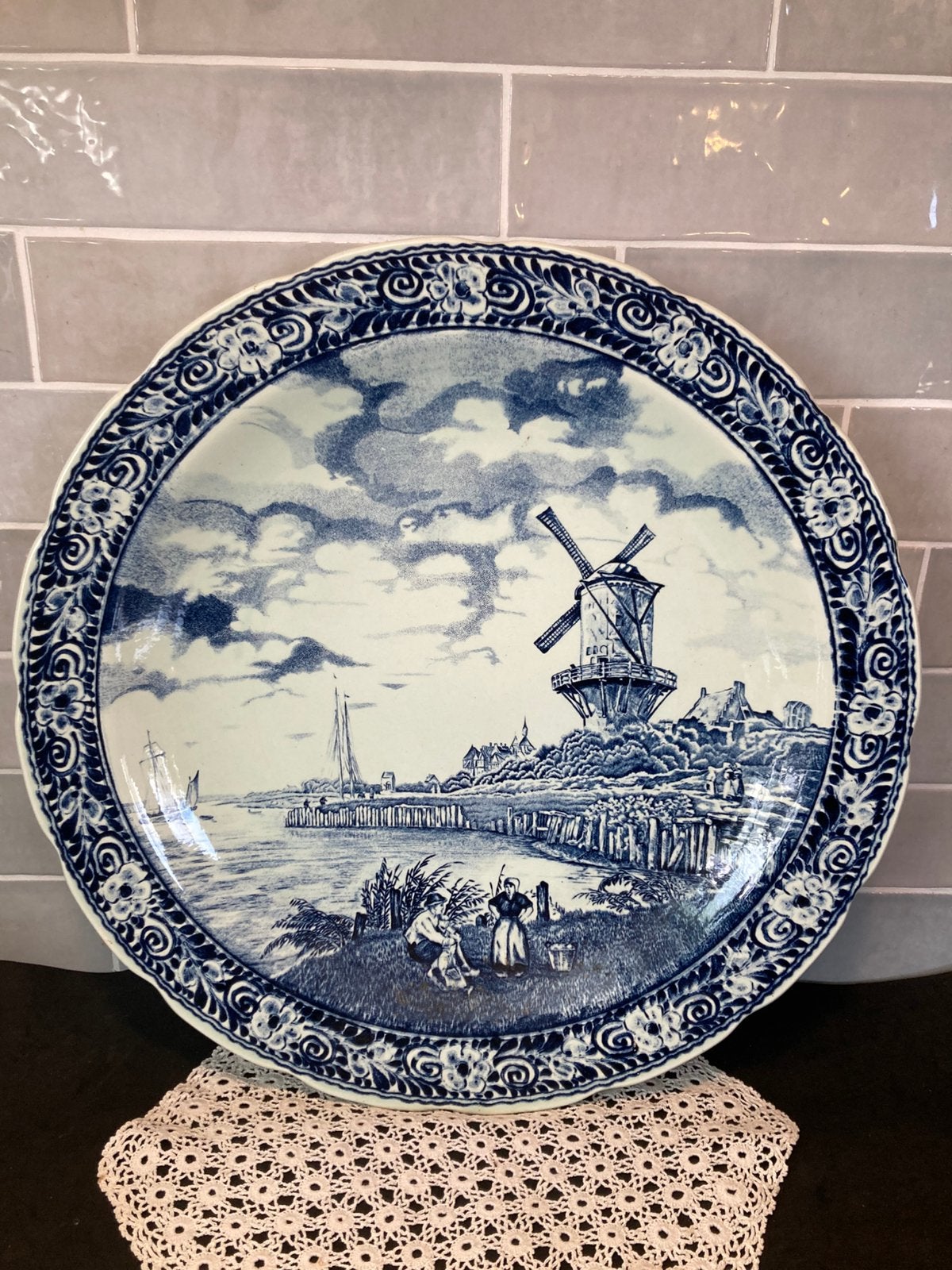 Delfts blauw bord Boch, molen met boer en boerin (300326), Ophalen of Verzenden