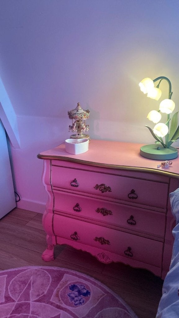 Vintage roze ladekastje / nachtkastje (pink nightstand), Huis en Inrichting, Ophalen, 55 tot 70 cm, Hout, 65 cm of meer