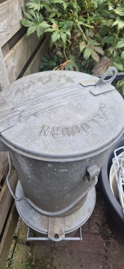 Vintage metalen afvalemmer / voerton 'Apeldoorn', Ophalen