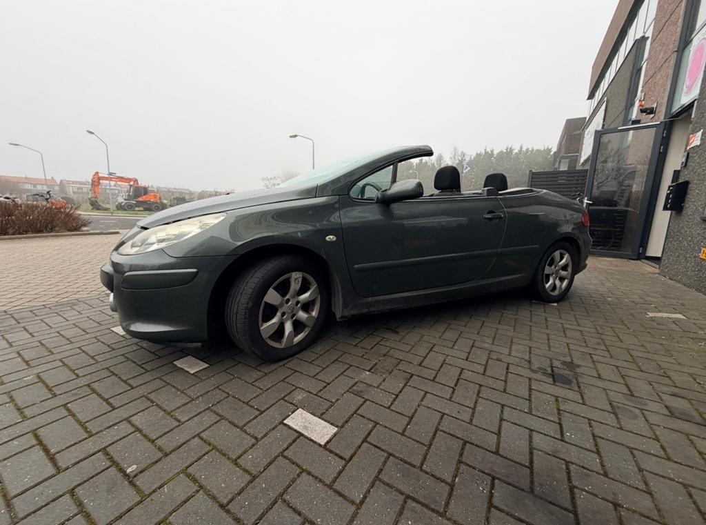 Peugeot 307 CABRIO met airco en electrisch dak!, Auto's, Peugeot, 4 cilinders, Cabriolet, 4 stoelen, Handgeschakeld