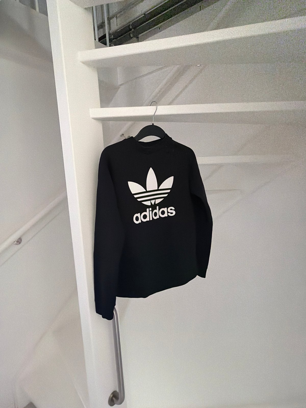 Adidas dames sweater zwart met wit logo, Ophalen of Verzenden, Zo goed als nieuw, Maat 38/40 (M), Zwart