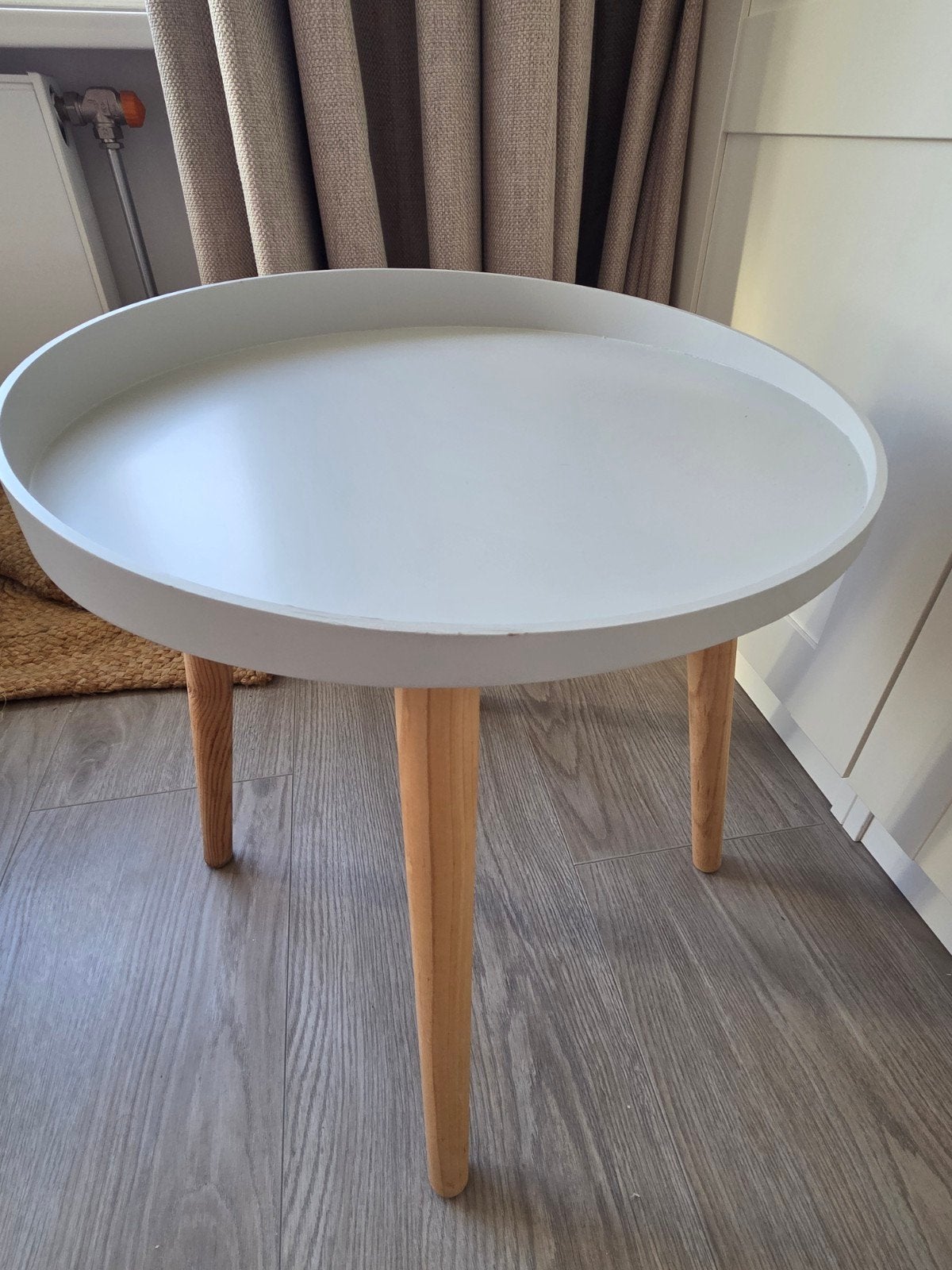 Bijzettafel / nachtkastje rond grijs blad met houten poten, Ophalen, Minder dan 45 cm, Minder dan 55 cm, Gebruikt