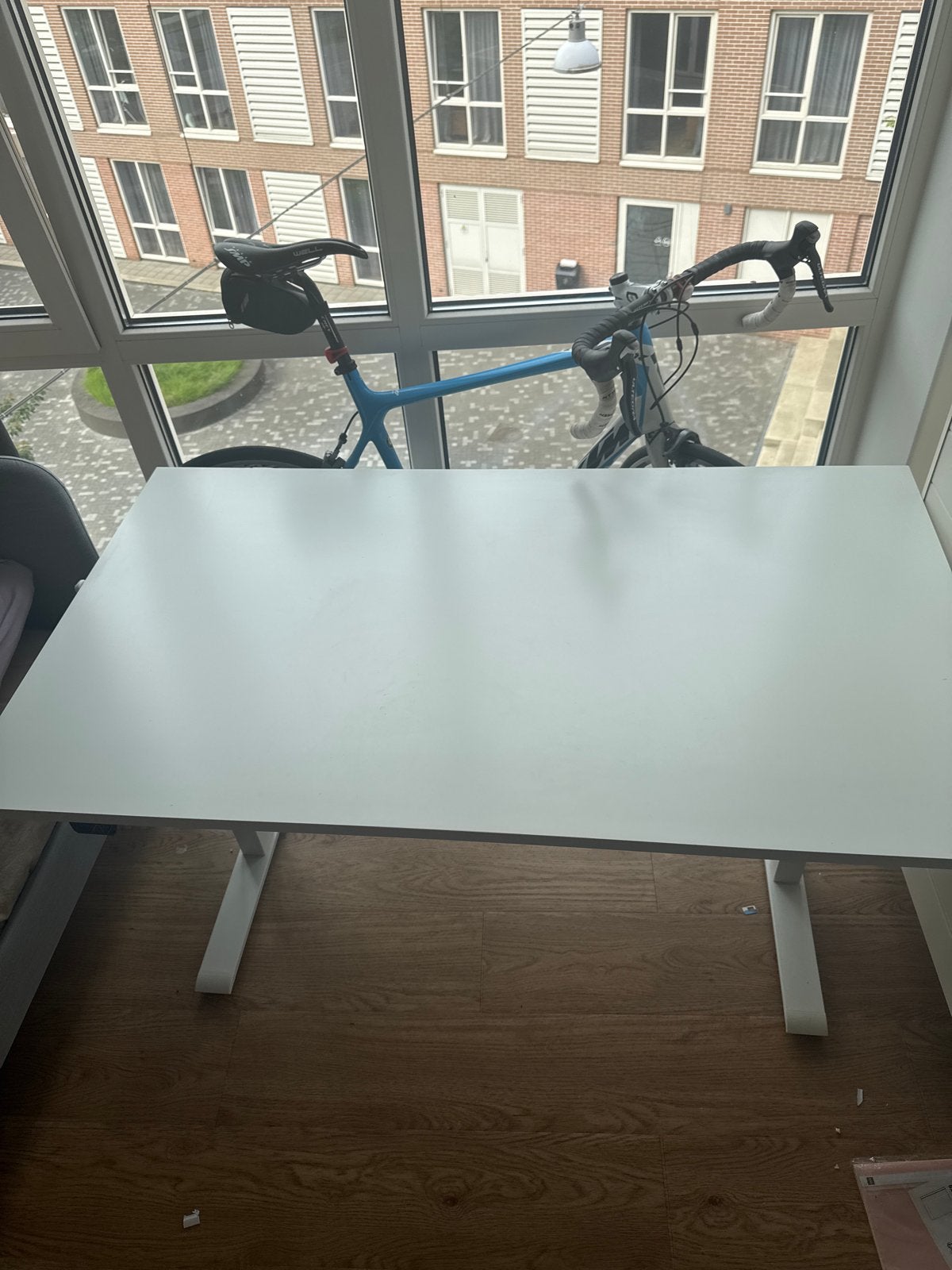 White electric height adjustable table, Ophalen, Zit-sta bureau, Elektrisch, Spaanplaat of MDF