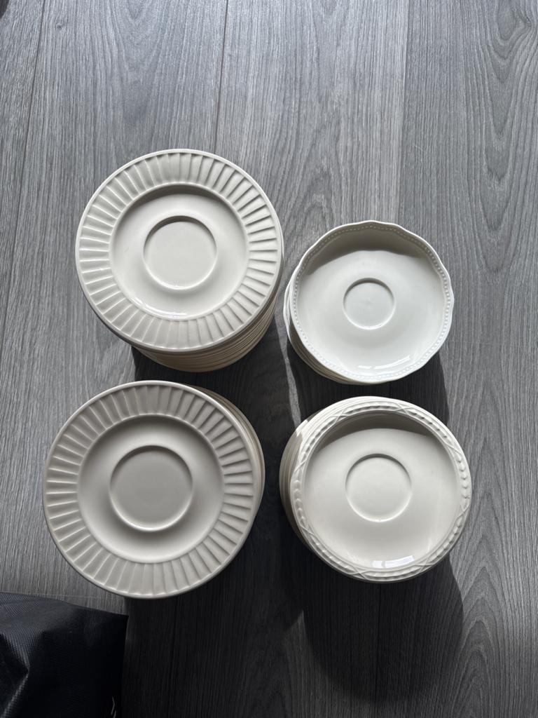 46 stuks diverse schoteltjes, wit/crème, Ophalen, Zo goed als nieuw, Glas of Kopje