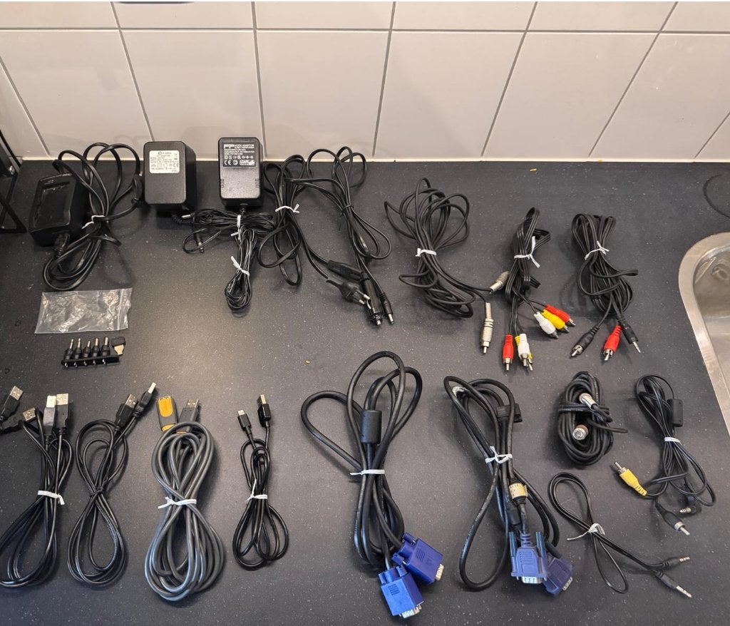 Kabelpakket: HDMI, VGA, tulp, audio, divers, Ophalen, Gebruikt, Minder dan 2 meter, Overige kabels
