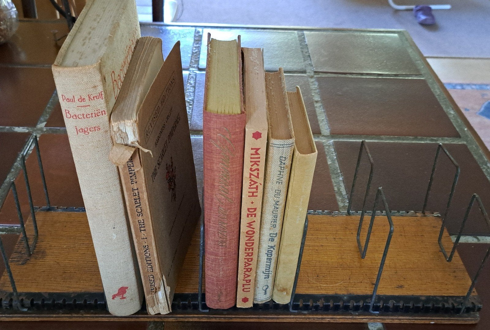 Vintage houten boekenrek met metalen houders, Ophalen