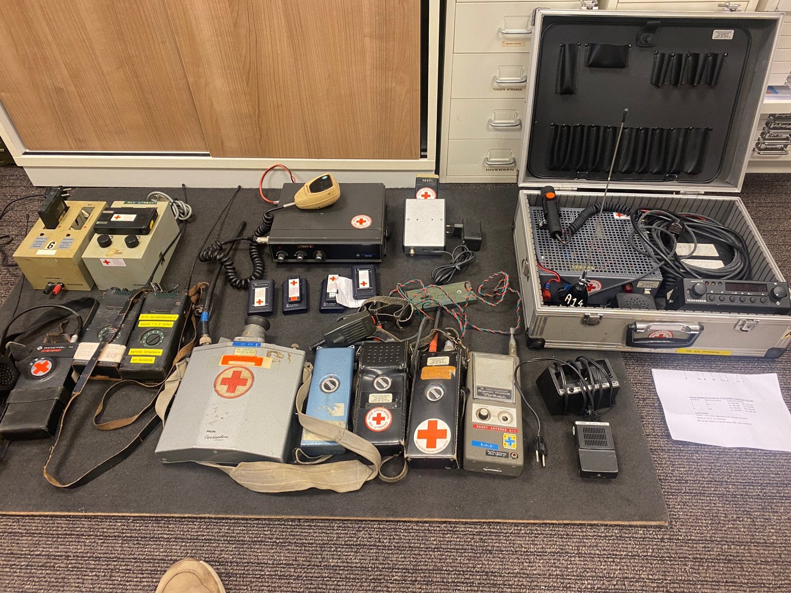 Verzameling Rode Kruis telecommunicatie apparaten., Telecommunicatie, Zenders en Ontvangers, Ophalen of Verzenden, Gebruikt