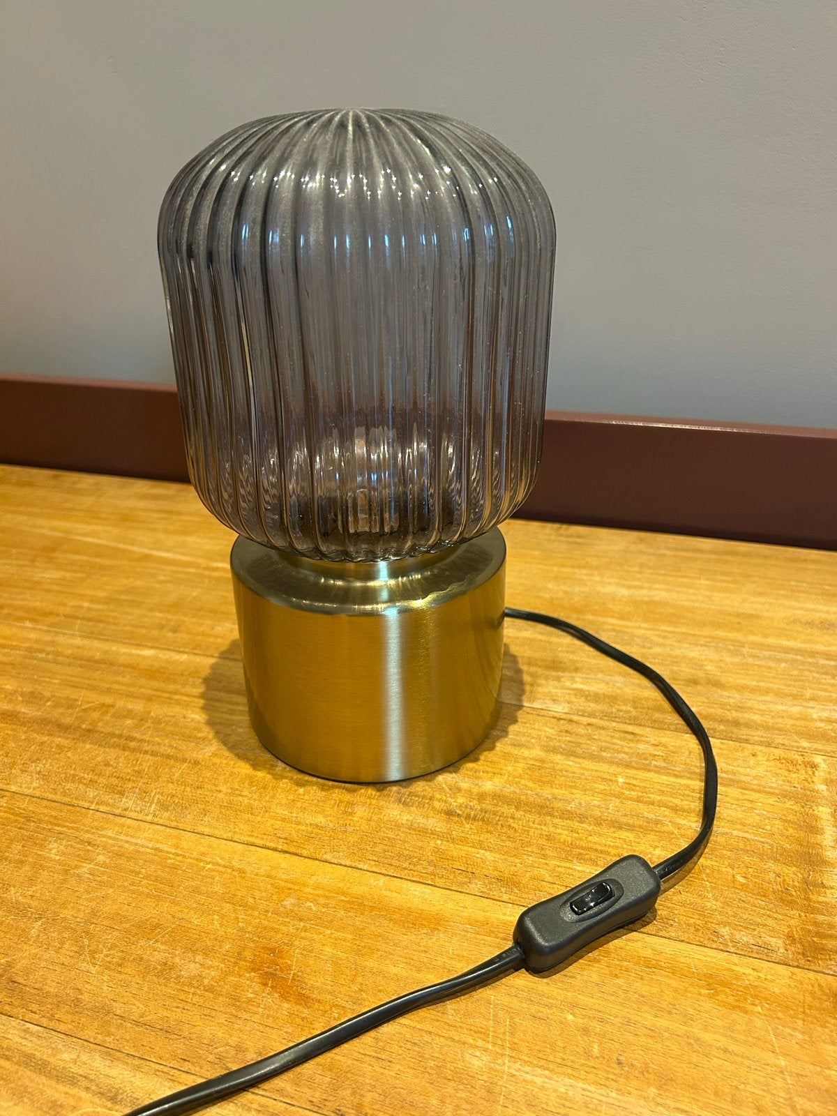 IKEA Tafellamp met Geribbeld Glas en Gouden Voet, Ophalen, Inclusief lichtbron, Grijs, IKEA