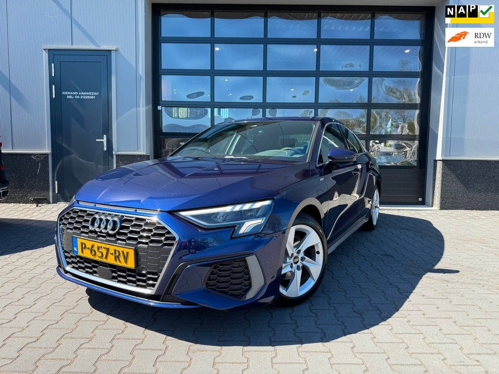 Audi A3 Limousine 30 TFSI S edition S-LINE automaat, Gebruikt, Blauw, Leder en Stof, 23 km/l