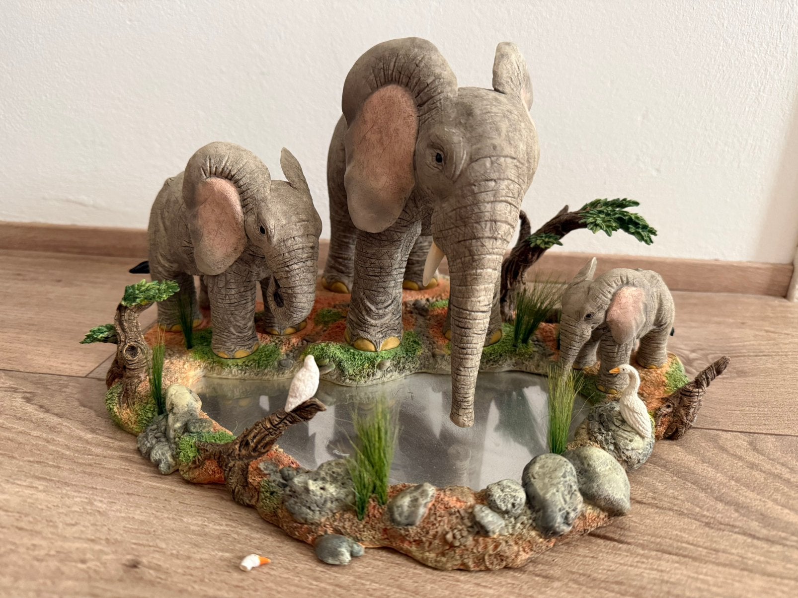 Tuskers beeldje At the Water-hole, Verzamelen, Beelden en Beeldjes, Ophalen, Gebruikt, Dier