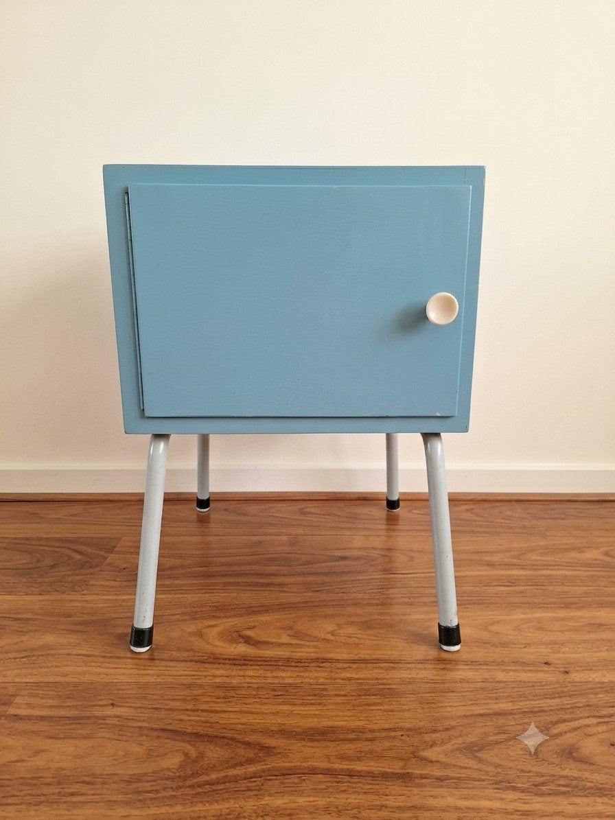 Vintage nachtkastje, blauw met metalen pootjes 60/70 Jaren, Huis en Inrichting, Slaapkamer | Nachtkastjes, Ophalen of Verzenden