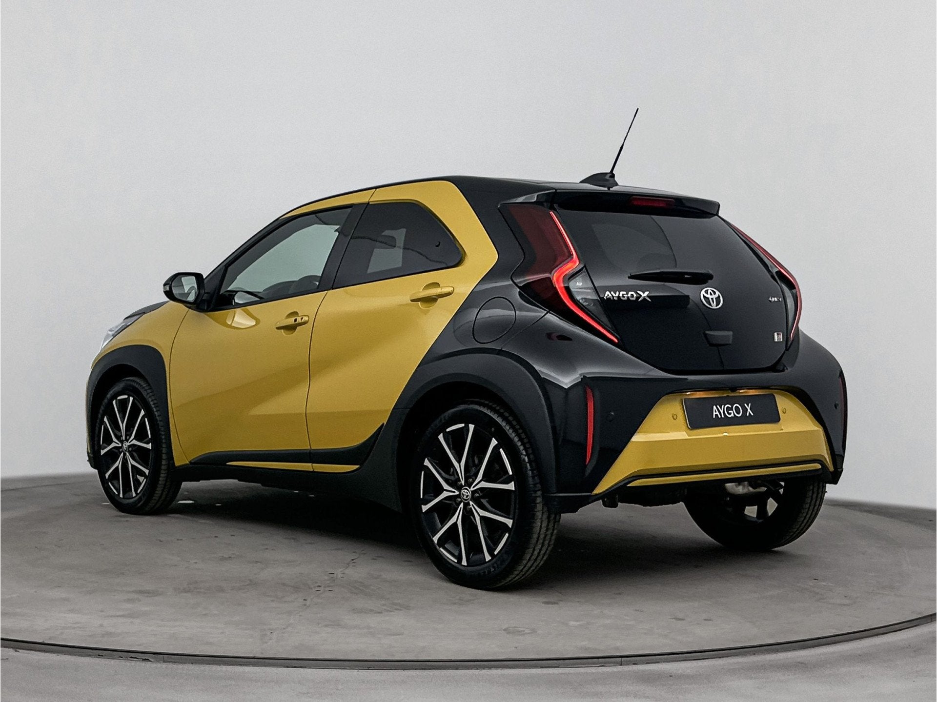 Toyota Aygo X Hybrid 115 GR Sport | Apple Carplay & Android, Auto's, 12 maanden, Stof, Automatische klimaatregeling, Zwart