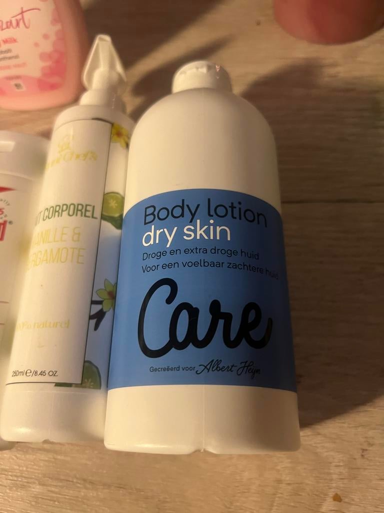 Vier bodylotions en bodymilk, Verzenden, Nieuw, Bodylotion, Crème of Olie