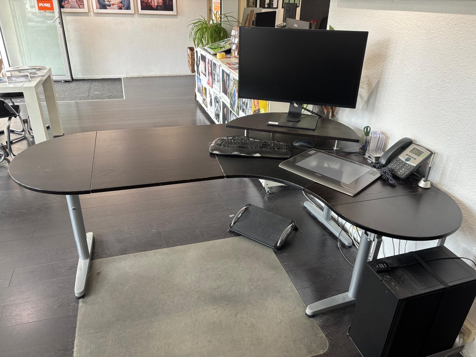 Ikea Galant wenge kleurig bureau R met monitorverhoger, Huis en Inrichting, Bureaus, Ophalen, Zwart, Gebruikt, Spaanplaat of MDF