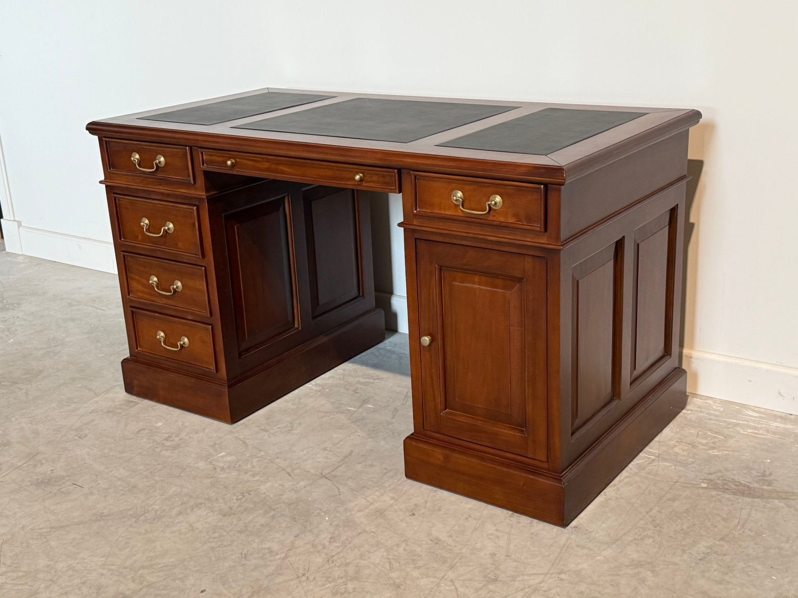 Klassiek Emgels bureau #706, Huis en Inrichting, Overige typen, Hout, Bruin, Ophalen of Verzenden