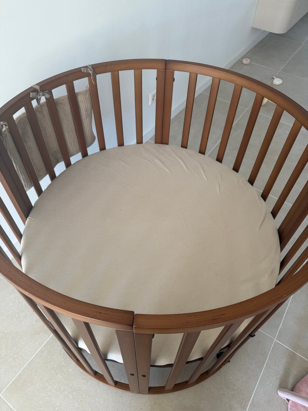 Ronde Box Walnoot met Matras - 90 cm diameter, 85,5 cm hoog, Kinderen en Baby's, Boxen, Ophalen, Zo goed als nieuw, Rond, Wieltjes