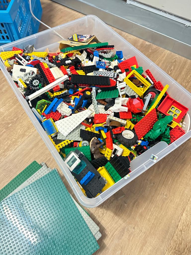 Grote bak met retro lego + stapel vloerplaten, Kinderen en Baby's, Speelgoed | Bouwstenen, Ophalen, Gebruikt