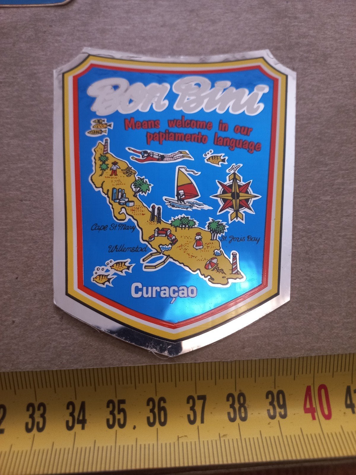 Vintage Curaçao 'Bon Bini' Sticker - Welkom in Papiamento, Ophalen of Verzenden, Gebruikt, Overige typen