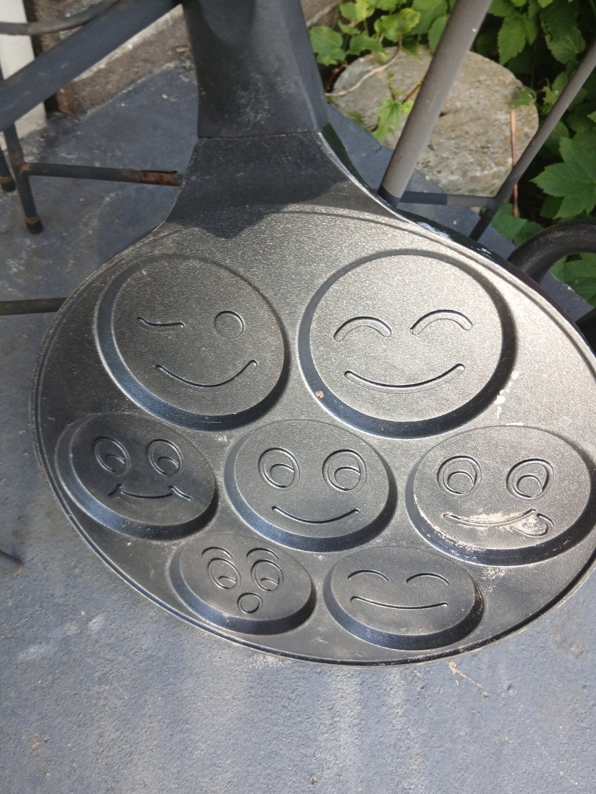 Pannenkoekenpan met smiley gezichtjes, Ophalen of Verzenden, Zwart, Metaal, Overige typen