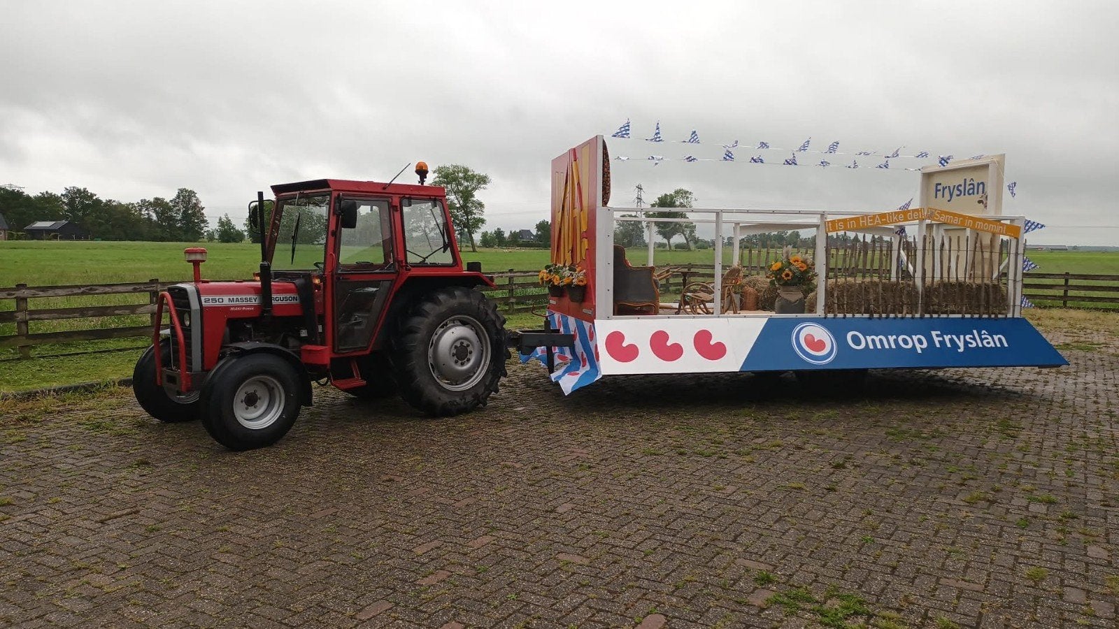 Versierde wagen/ praalwagen te huur thema omrop fryslan, Hobby en Vrije tijd, Feestartikelen | Verhuur, Ophalen, Carnaval