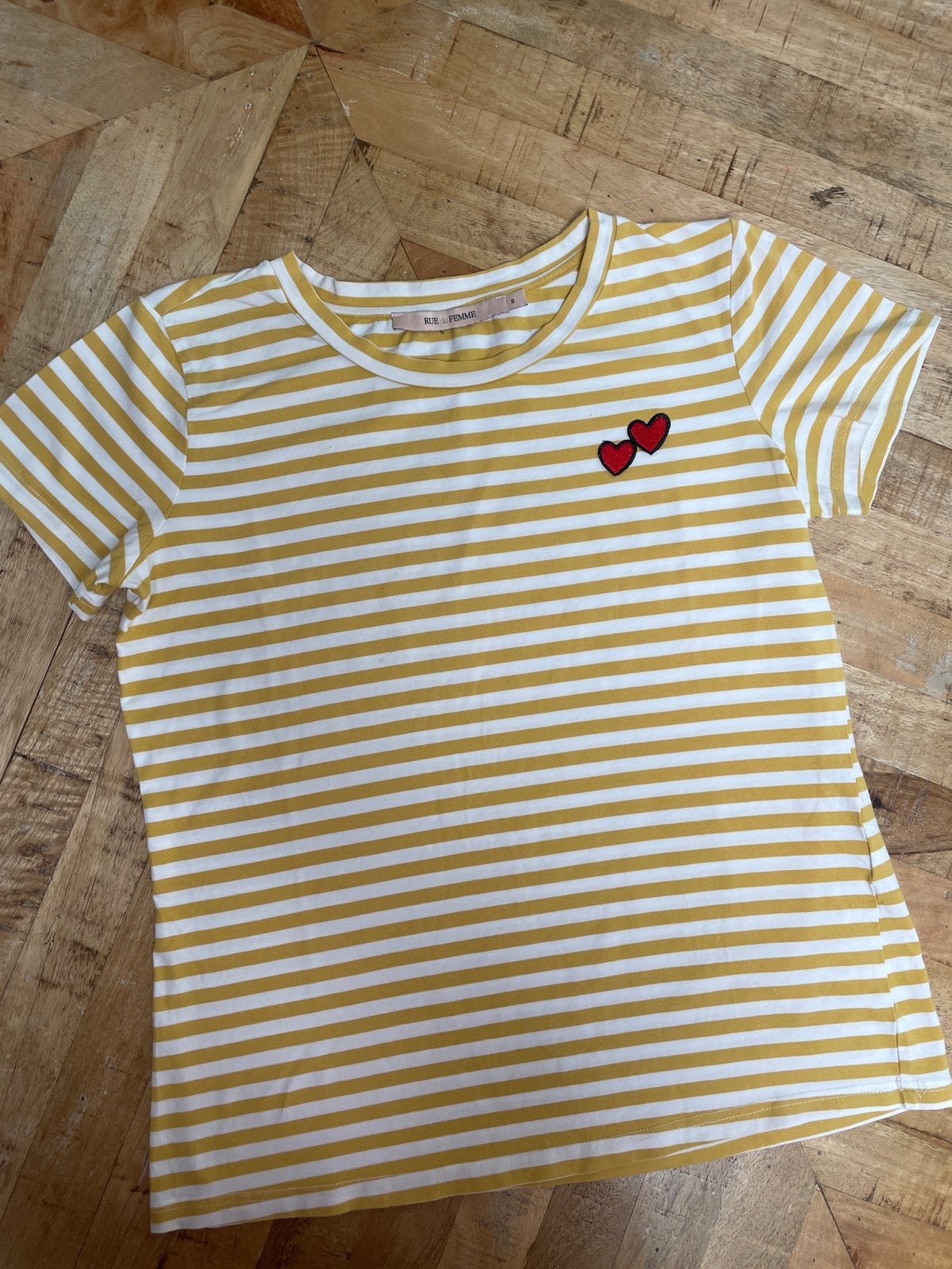 Rue de Femme T-shirt S Okergeel wit gestreept, rode hartjes, Kleding | Dames, Geel, Ophalen of Verzenden, Korte mouw, Maat 36 (S)