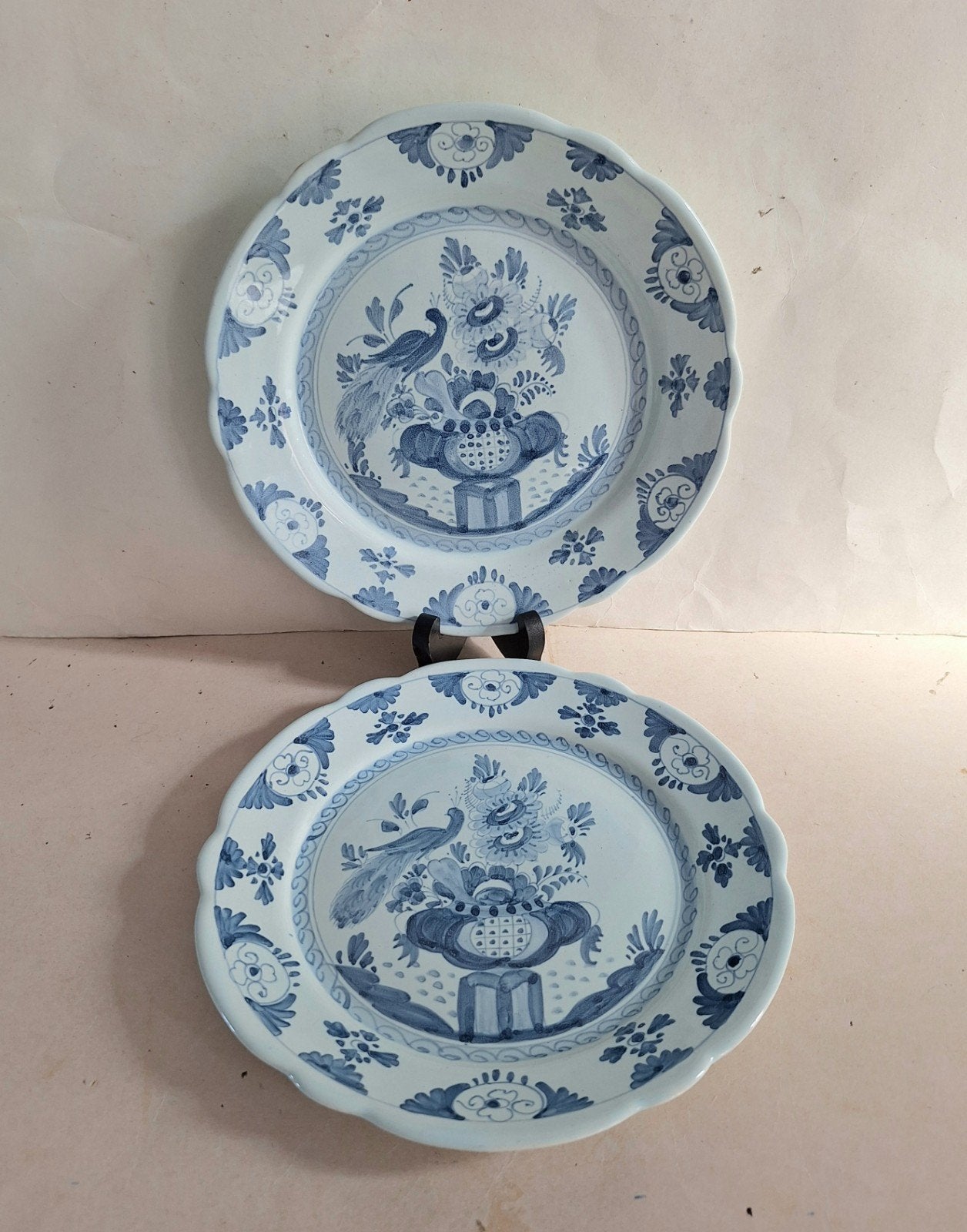 Oud Delft twee klassieke borden met pauw. Handbeschilderd., Antiek en Kunst, Ophalen of Verzenden