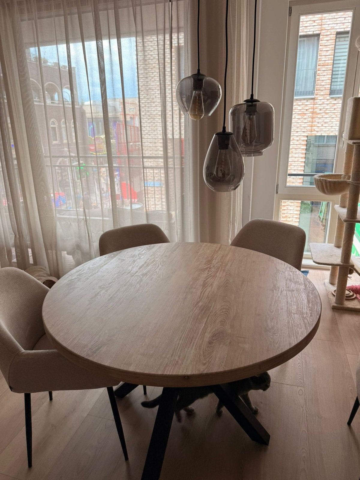 Ronde eettafel, Ophalen, Gebruikt, 4 tot 6 stoelen