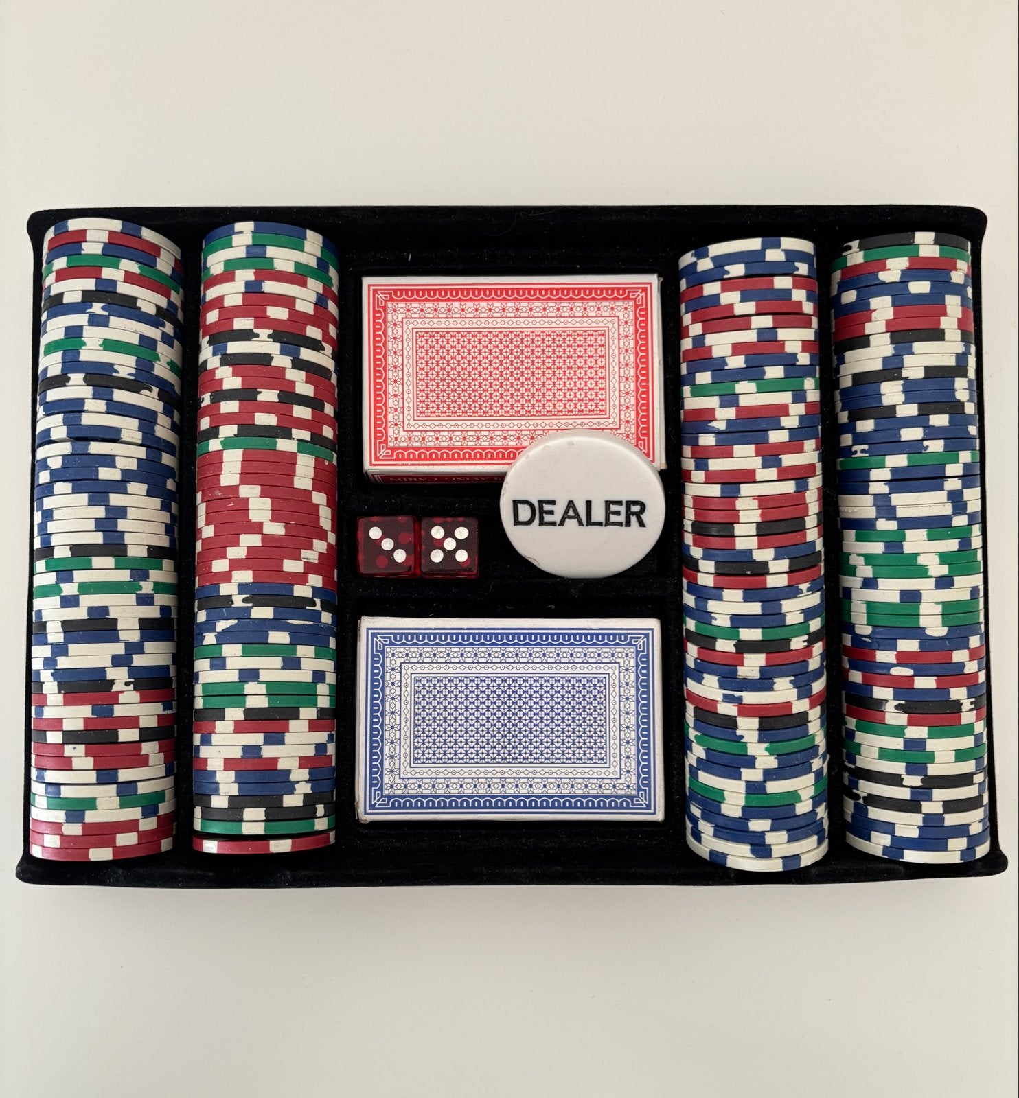 Pokerset met fiches, kaarten en dobbelstenen, Drie of vier spelers, Ophalen of Verzenden, Zo goed als nieuw