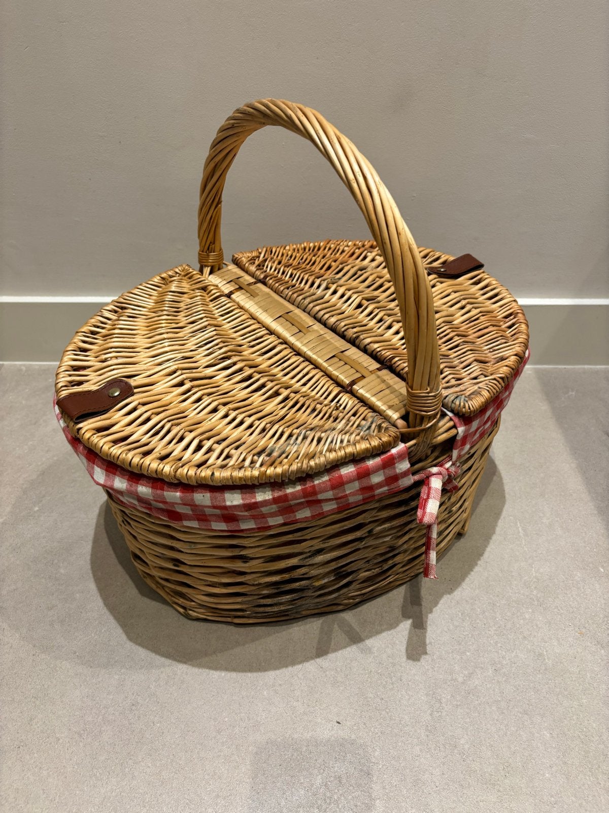 Gevlochten picknickmand met rood-wit geruite voering, Hobby en Vrije tijd, Ophalen of Verzenden, Zo goed als nieuw, Zonder inhoud