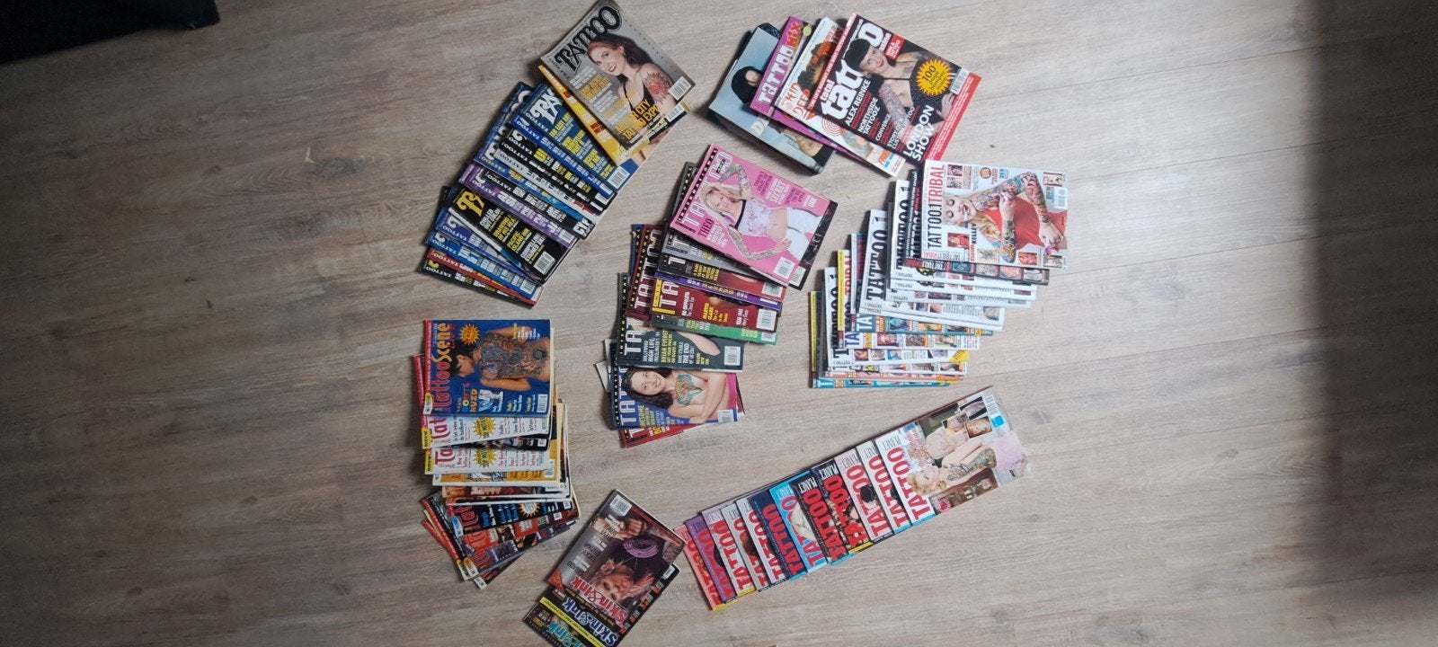 Tattoo bladen verzameling +/- 100st eind jaren 90 begin 2000, Ophalen, Gelezen