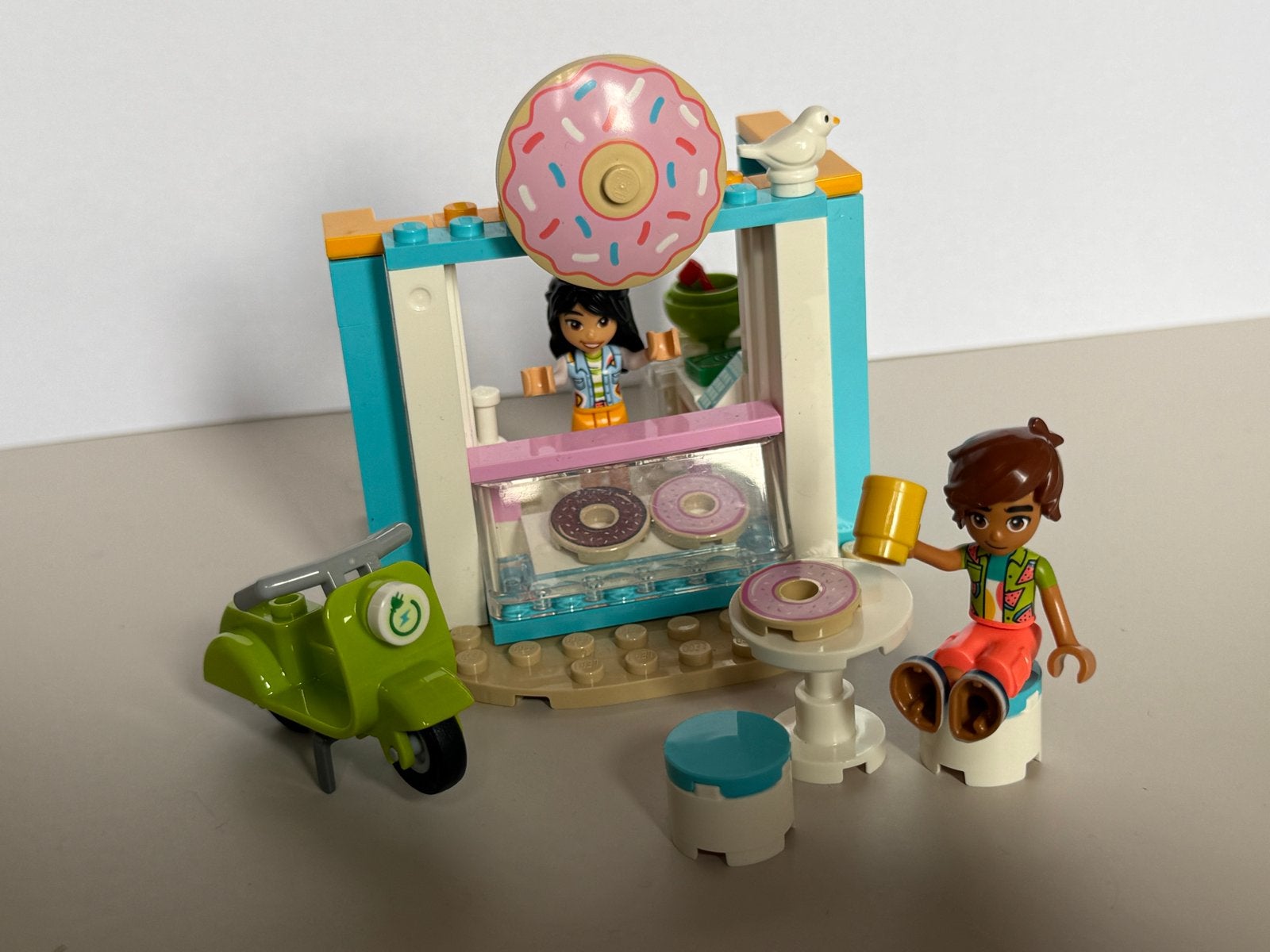 LEGO Friends Donutwinkel 41723 met 2 poppetjes en scooter, Ophalen, Zo goed als nieuw, Overige merken