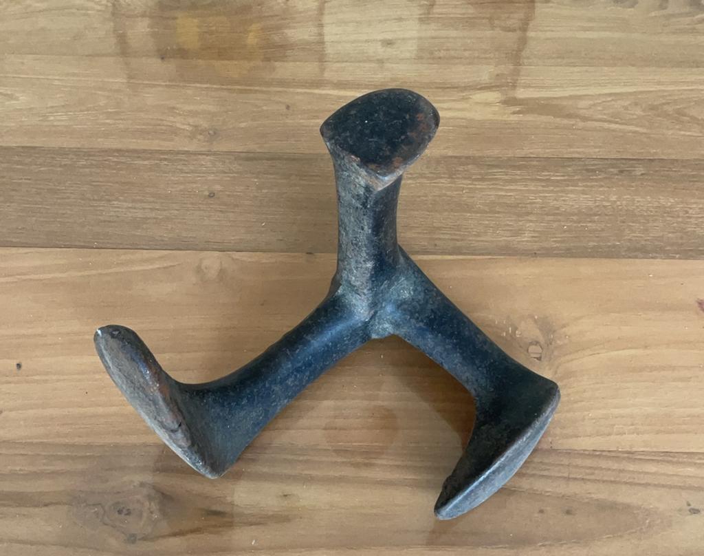 Oude ijzeren schoenleest., Ophalen