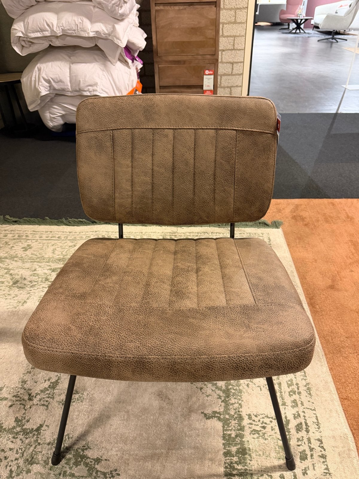 Fauteuil taupe showroommodel met zwarte metalen poten, Huis en Inrichting, Ophalen, 75 tot 100 cm, Zo goed als nieuw, Metaal