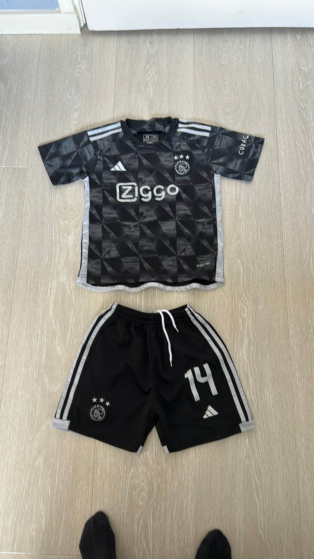 Ajax tenue, mini kit maat 22, Sport en Fitness, Voetbal, Maat XS of kleiner, Ophalen of Verzenden, Zo goed als nieuw, Set