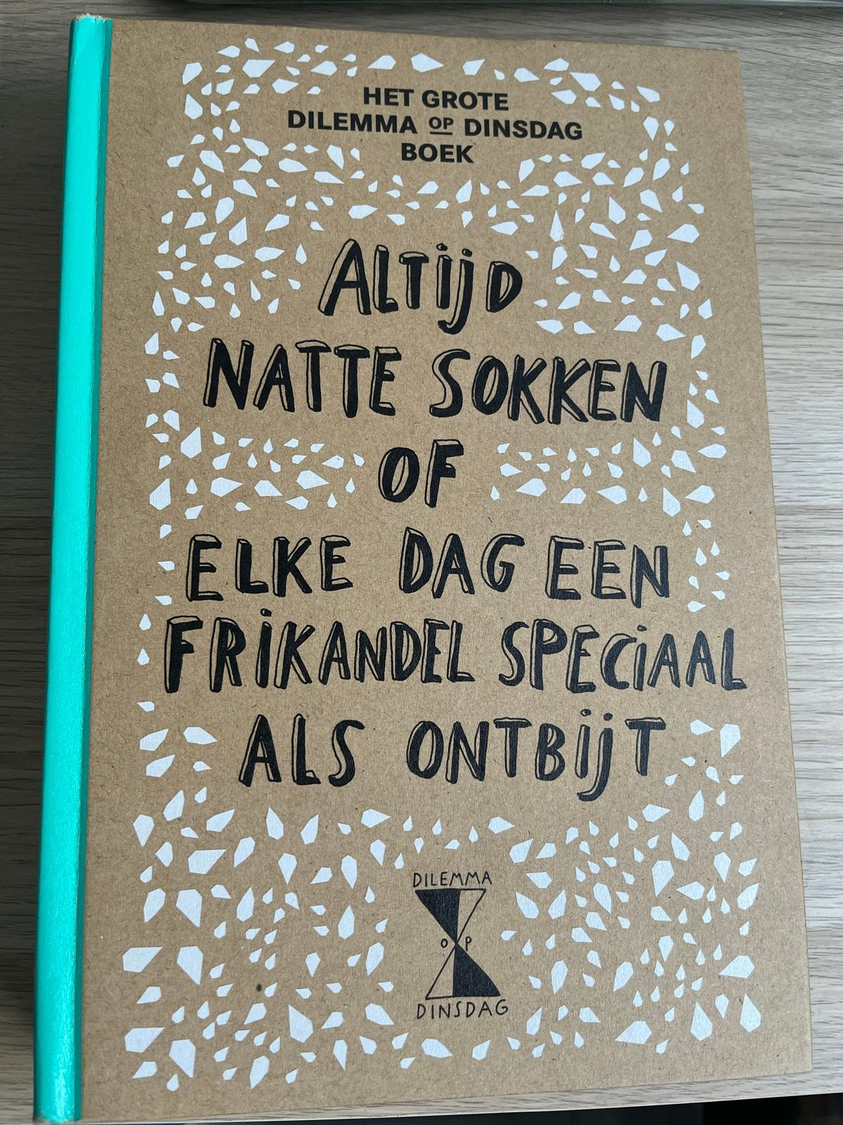 Het Grote Dilemma op Dinsdag Boek - 1600 Dilemma's, Ophalen of Verzenden, Zo goed als nieuw