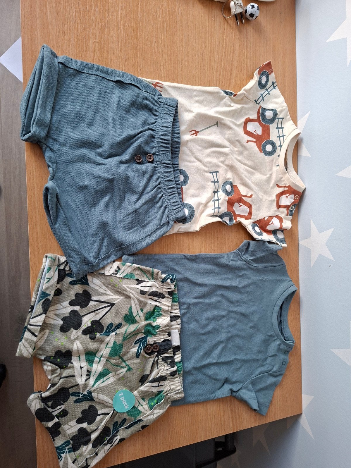 Leuke nieuwe set mm 68; van 2 t-shirtjes en 2 korte broekjes, Ophalen of Verzenden, Nieuw, Hema, Jongetje