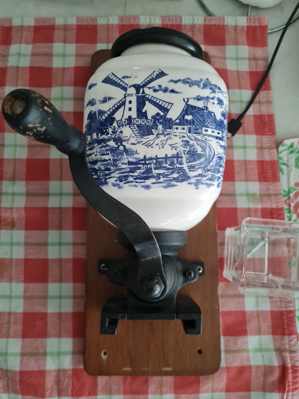 Vintage wandkoffiemolen met Delfts blauw decor, Antiek en Kunst, Ophalen