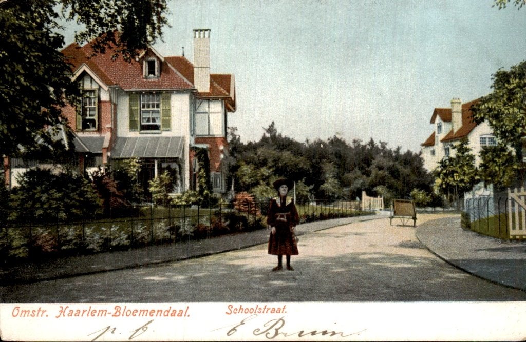 Haarlem-Bloemendaal - Schoolstraat - Huis met vrouw, Ophalen of Verzenden, Voor 1920, Gelopen, Noord-Holland