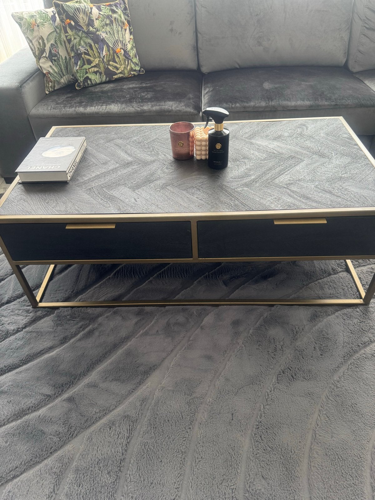 Salontafel met visgraatmotief en goudkleurig frame, Huis en Inrichting, Tafels | Salontafels, Ophalen, Gebruikt, 100 tot 150 cm