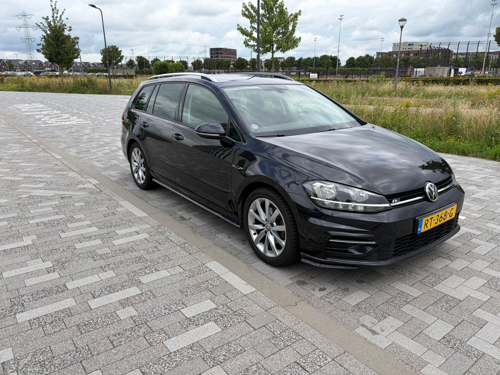 Volkswagen Golf Variant 1.0 TSI R Line Nieuwe APK, Auto's, Zwart, Origineel Nederlands, Stationwagon, 650 kg