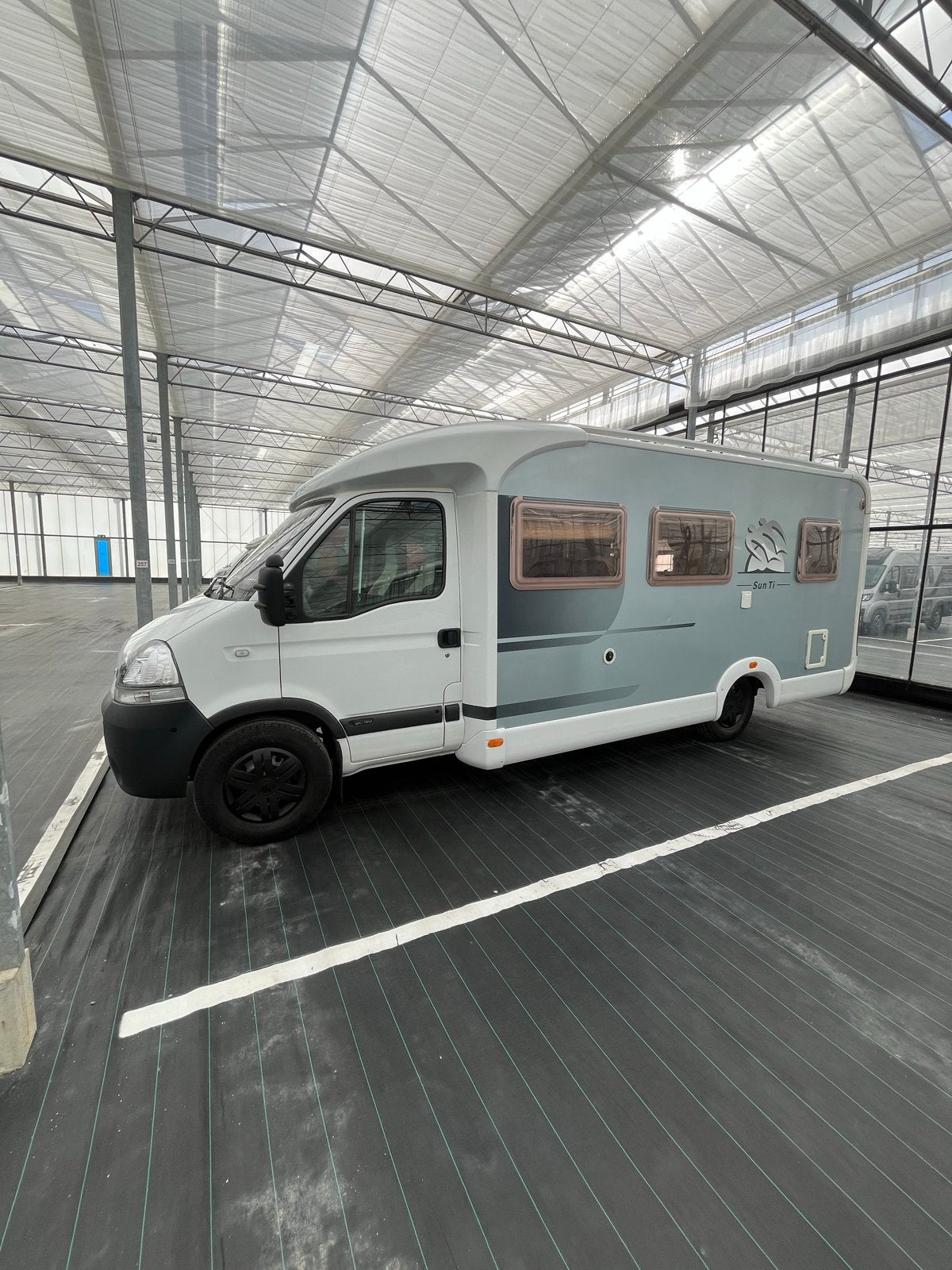Prachtige Knaus Sun Ti Camper met 2 Zonnepanelen en Airco, Caravans en Kamperen, Ringverwarming, Koelkast, 6 tot 7 meter, Tot en met 3