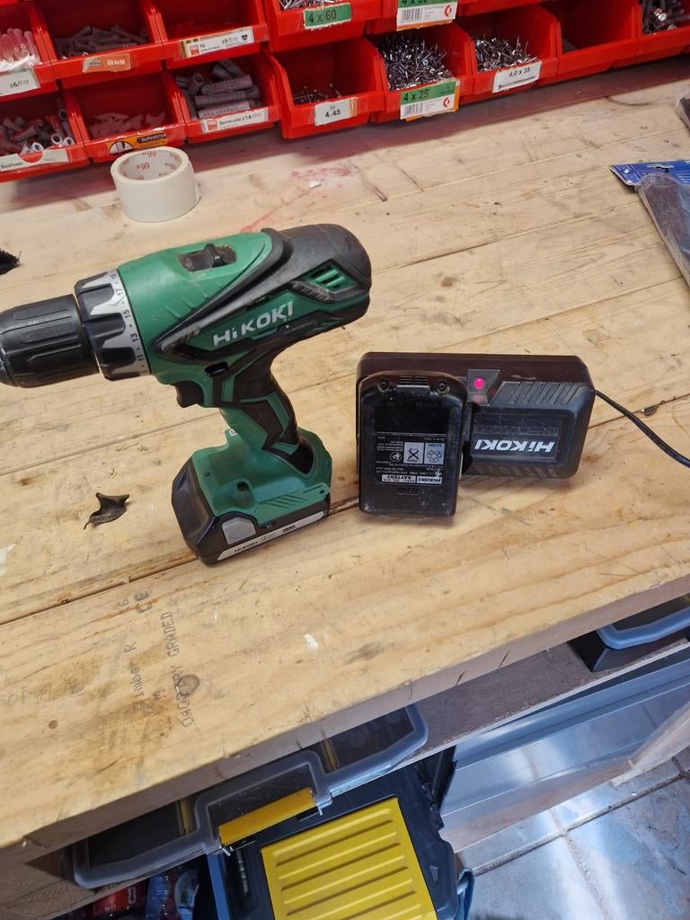 Accu boormachine HiKOKI met lader en 2 accu's, Ophalen, Gebruikt, Boormachine