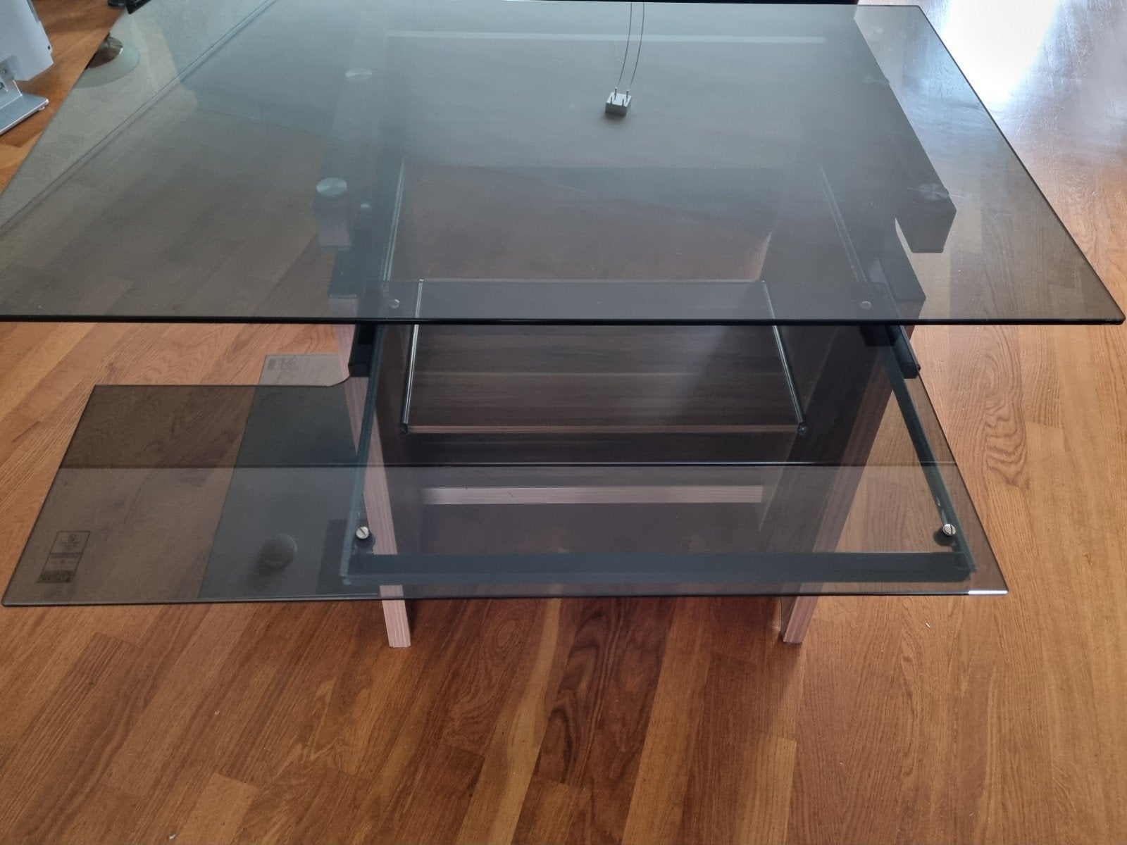 Computertafel Louvre - notenhout met rookglas, Ophalen, Computerbureau