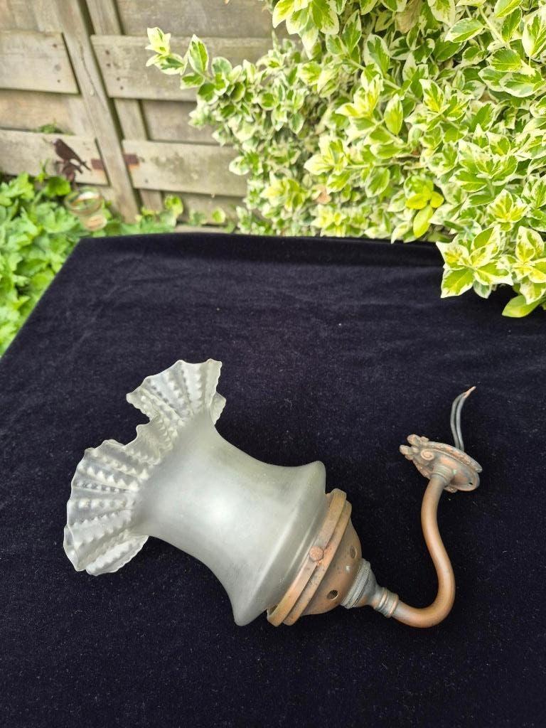 Antiek - Wandlamp - Koper - Glazen Kapje - Art Nouveau stijl, Antiek en Kunst, Ophalen of Verzenden