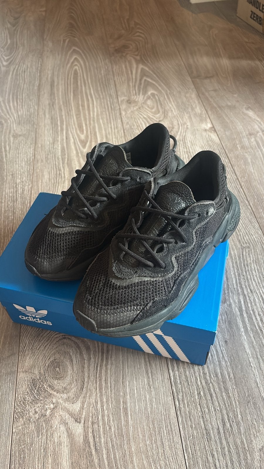 Adidas OZWEEGO zwart, Zwart, Ophalen of Verzenden, Sneakers of Gympen, Gedragen