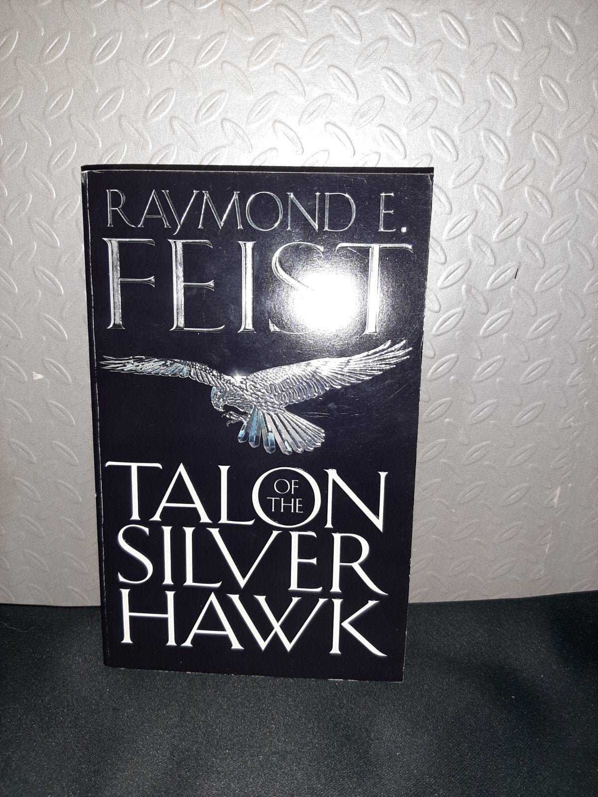 Talon of the Silver Hawk - Raymond E. Feist (Engels), Ophalen of Verzenden, Zo goed als nieuw