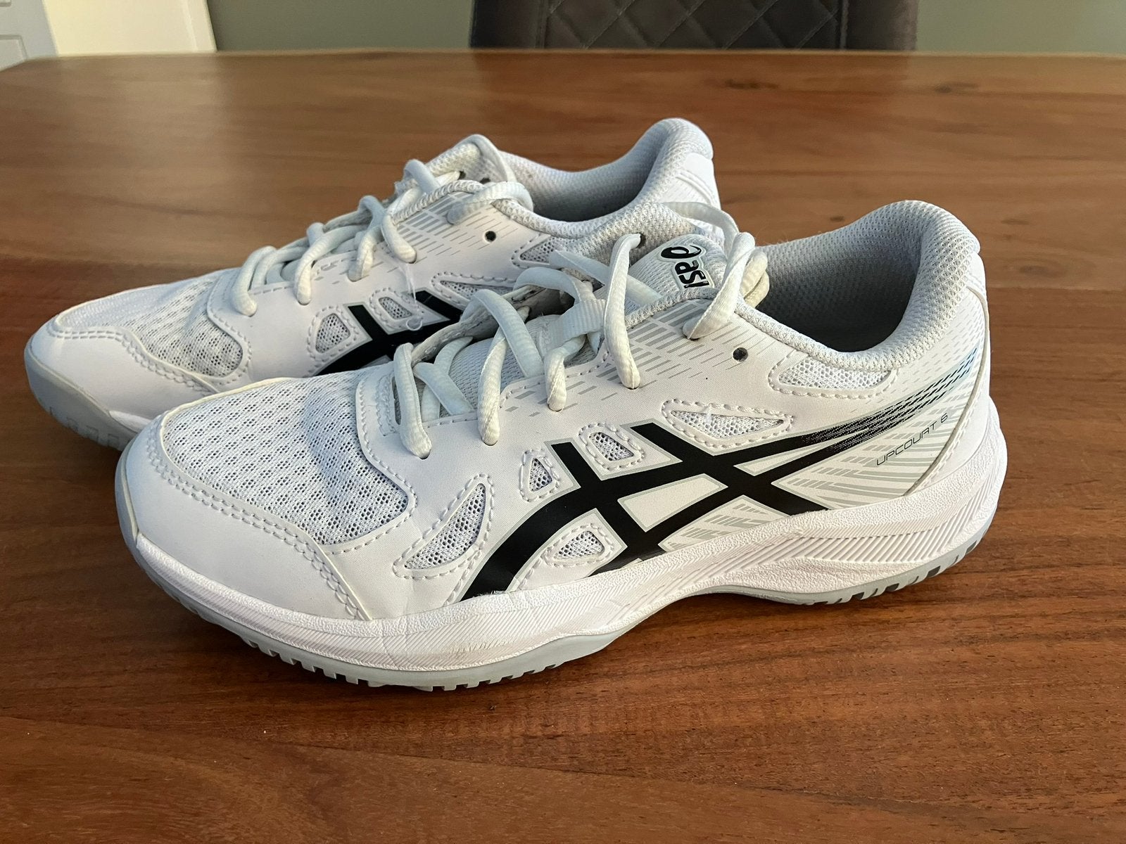 Zo goed als mieuwe Asics Upcourt 6, zaalschoenen - Maat 35,5, Sport en Fitness, Ophalen, Zo goed als nieuw, Schoenen